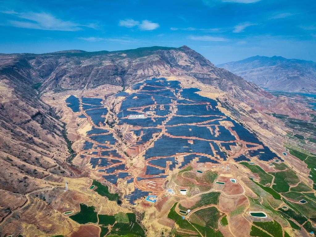 Parc fotovoltaic cu panouri DAS Solar