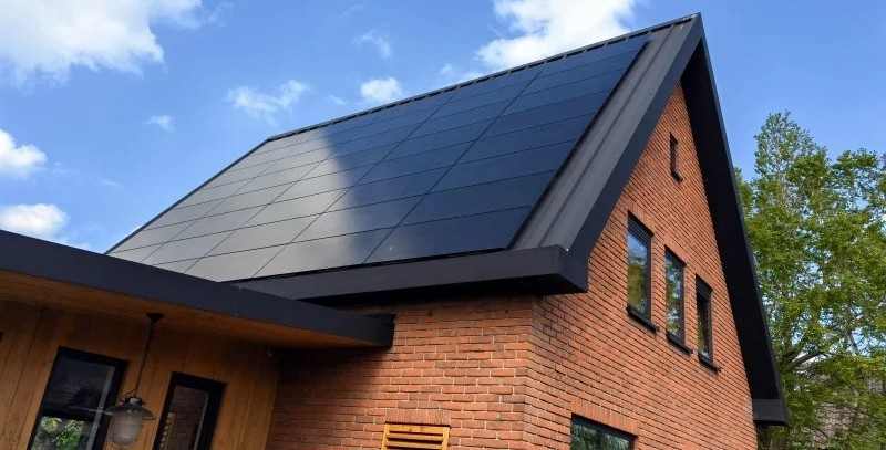 Panouri DMEGC Solar montate pe acoperiș rezidențial